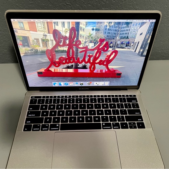 MacBook Pro - Picture 3 of 4